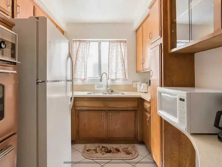 N Ogden Dr — Photo 11