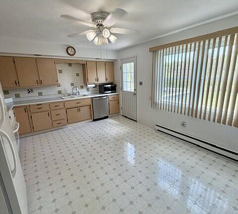 3rd image of 1376 Fairview Rd