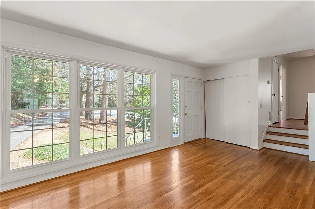 Building Photo - 2866 Highland Dr SE