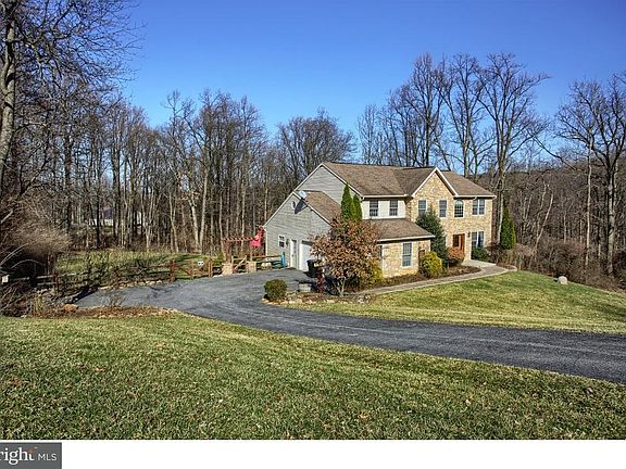 2nd image of 16 Tammy Louise Dr