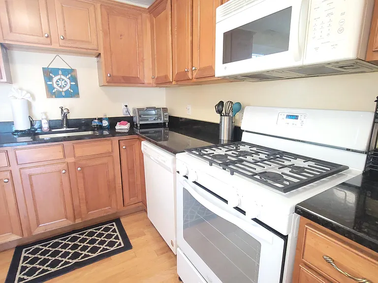 89 Ashworth Ave #8 — Photo 4