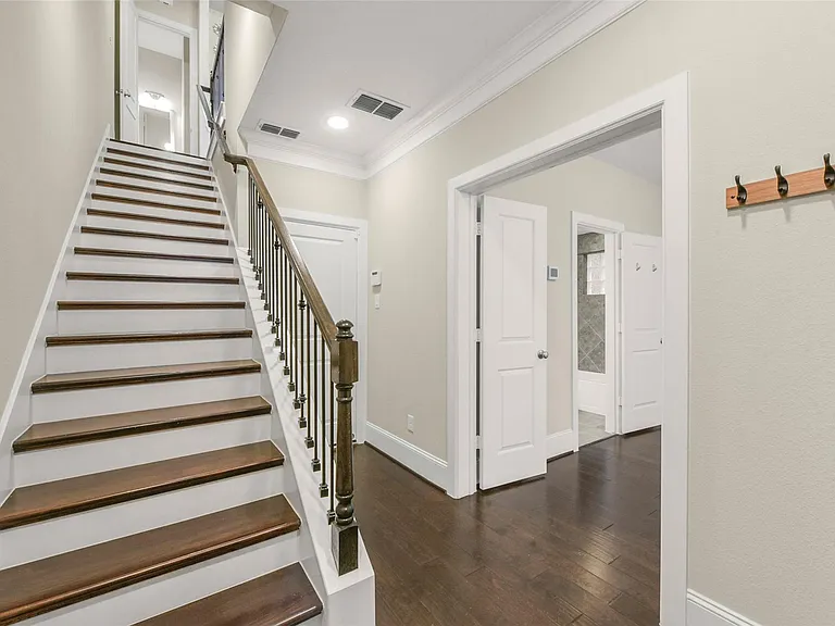 734 N Shepherd Dr — Photo 5