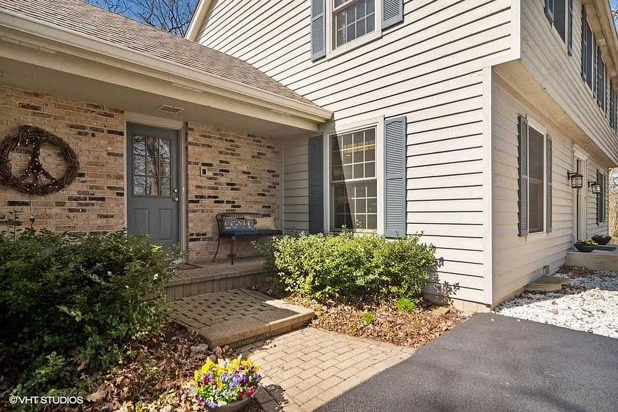 25020 W Indian Trail Rd photo 1
