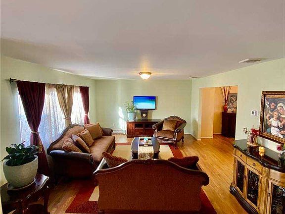 2nd image of 20 Carlyle Pl