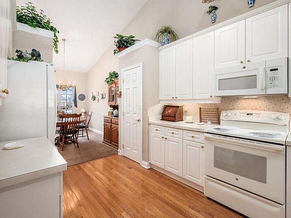 5th image of 373 Wyndham Park S