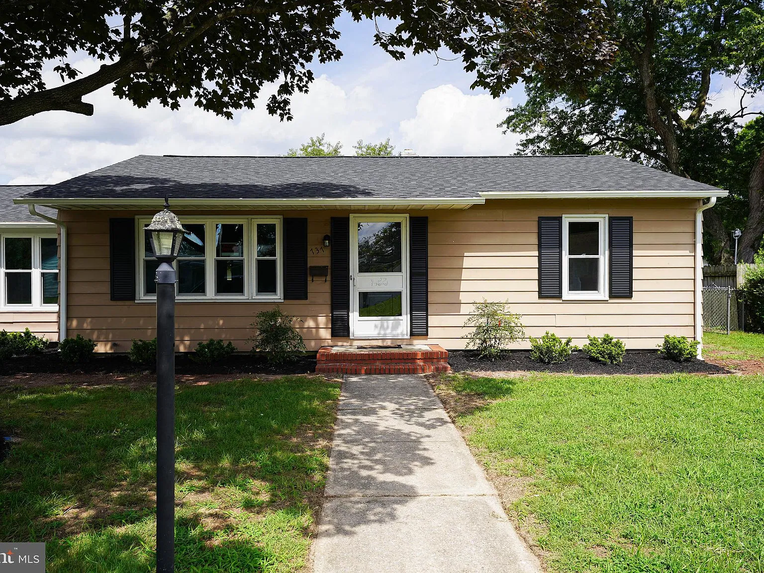 3 bed, 1.5 bath, 1656 sqft, $1,895 — Photo 1