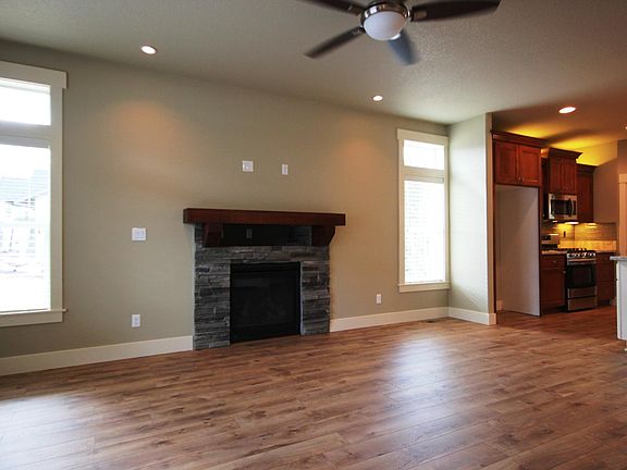 Living Room / Fireplace