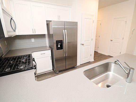 5th image of 384 Freestall Dr