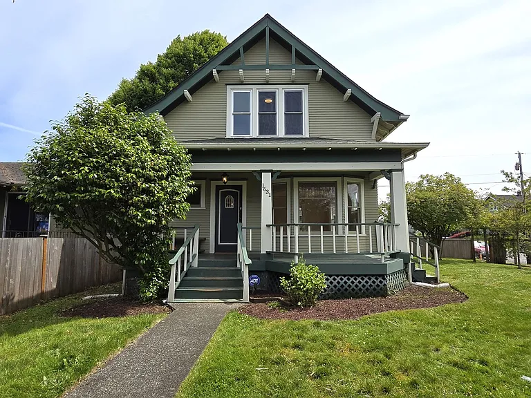 1631 Oakes Ave — Photo 1