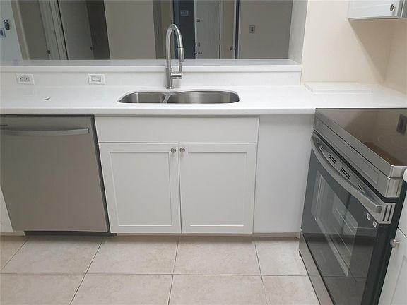 4th image of 520 S Park Rd #1812