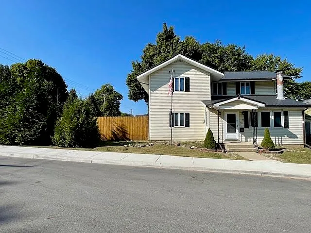 402 E Albert St photo 1