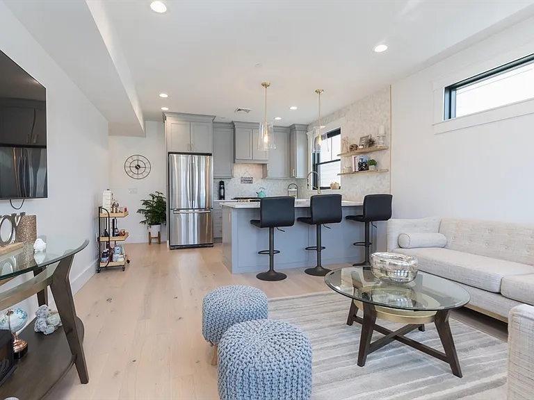 331 Chelsea St #4 — Photo 4