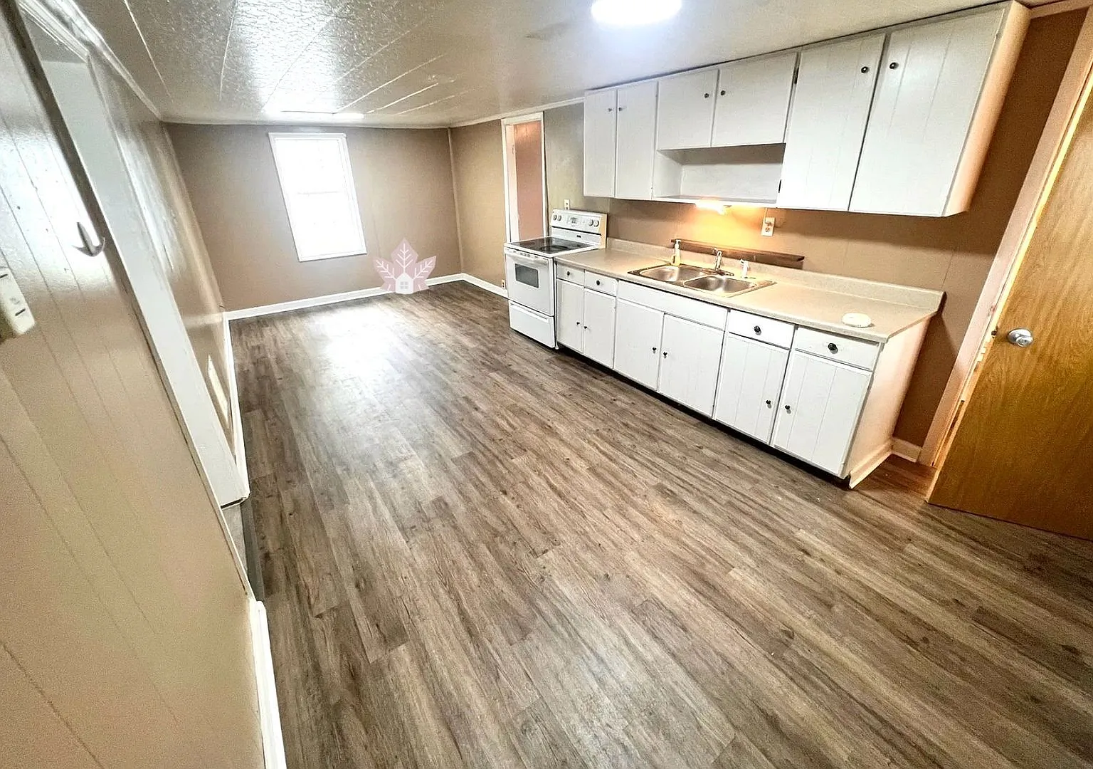 Cozy & Quiet 3BR Home with LVP Flooring — Photo 3