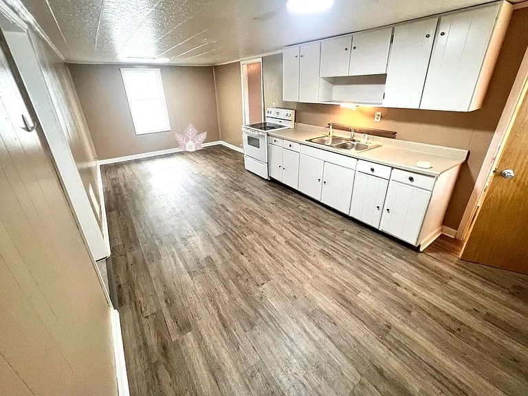 413 E South D St — Photo 3