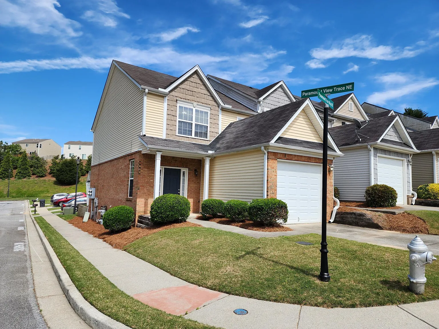 3 bed, 2.5 bath, 1700 sqft, $2,000 — Photo 2