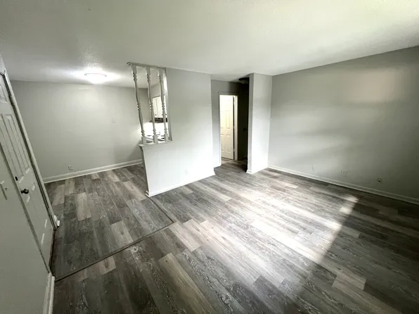 4225 NW 11th St #5, Des Moines, IA 50313