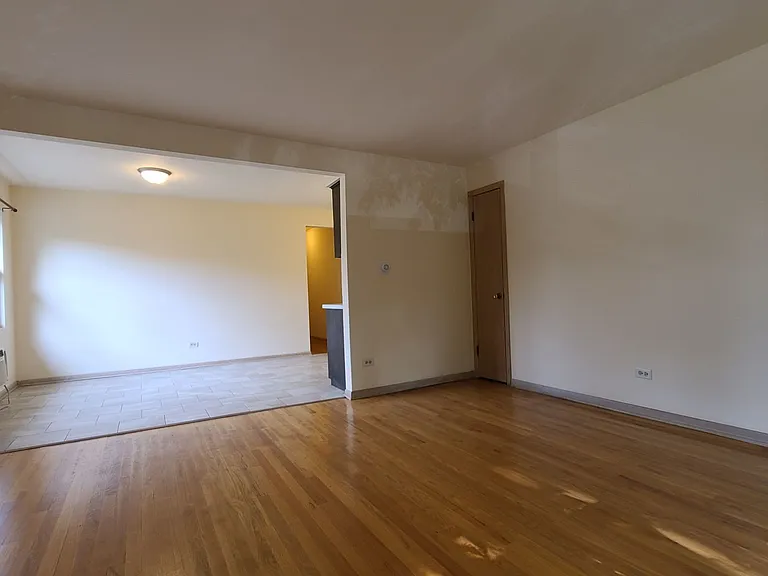 10435 S Keating Ave — Photo 4
