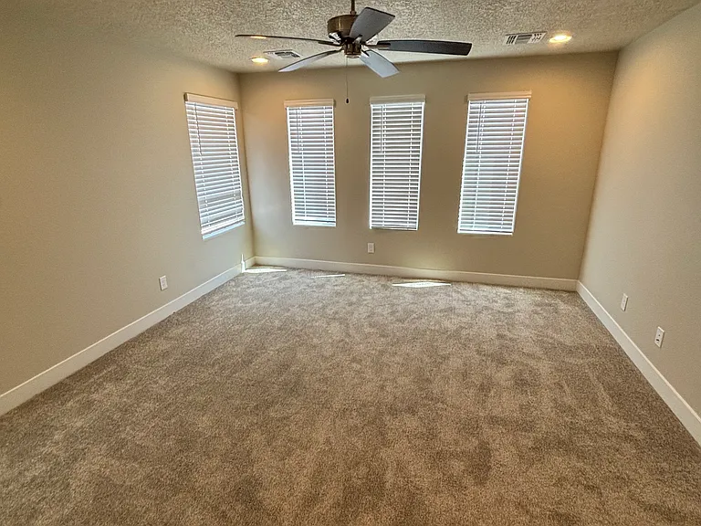 3644 Queen Ct NE — Photo 15