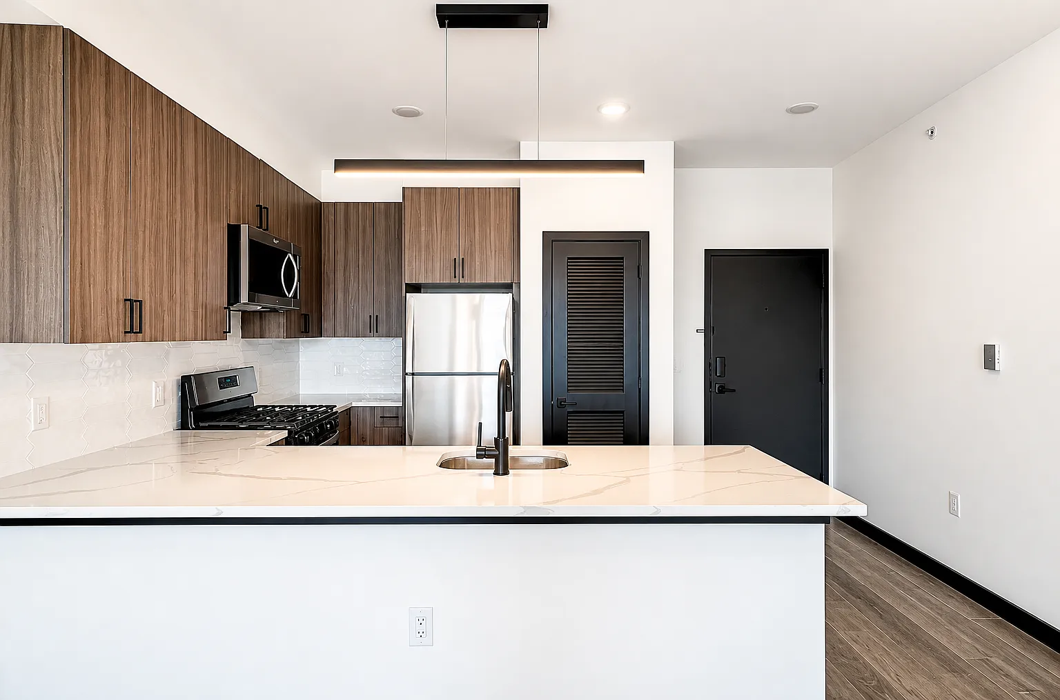 2 bed, $3,100 — Photo 1