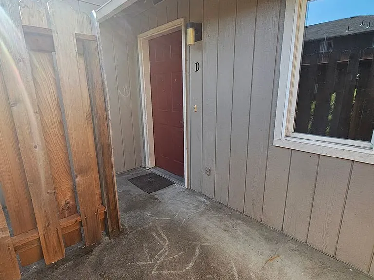 1822 NE Fairview Ave — Photo 2