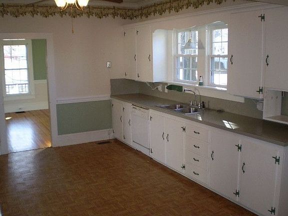 2nd image of 214 York Ave