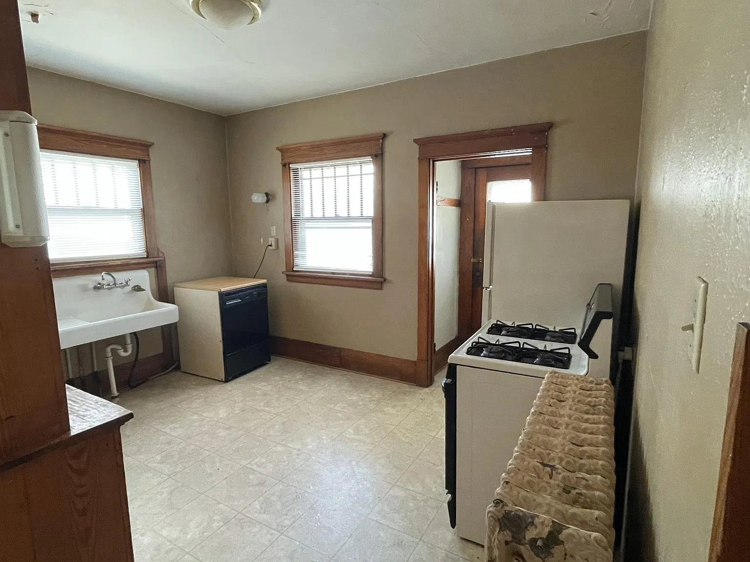 4 bed, 1200 sqft, $2,820 — Photo 3
