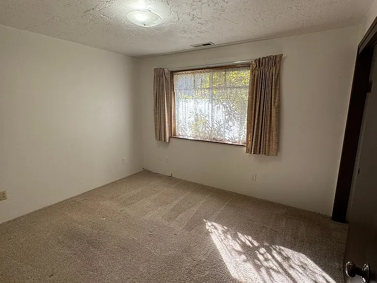 555 Hamlin Dr — Photo 7