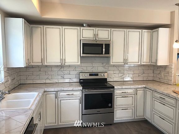 Newly completed custom home with upgraded finishes, four large bedrooms, bonus room, three bathrooms.  Very functional livable home.>