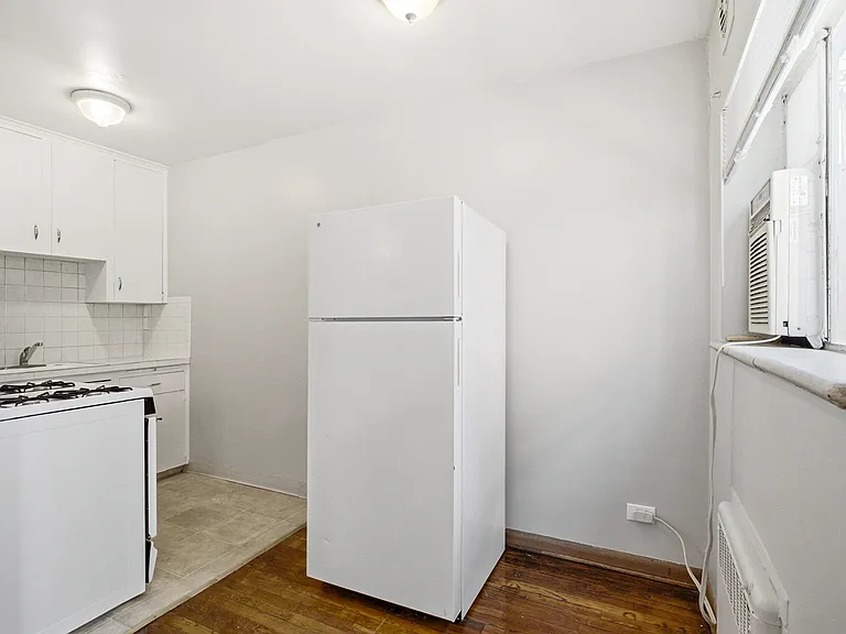 South Josephine Apartments — Photo 25