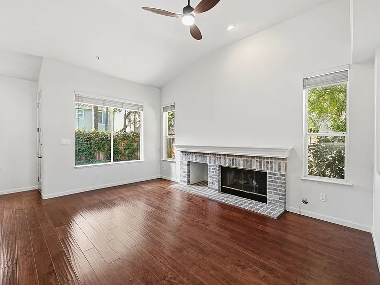1439 Gordon Dr — Photo 10