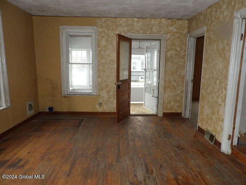 5th image of 8 John Street