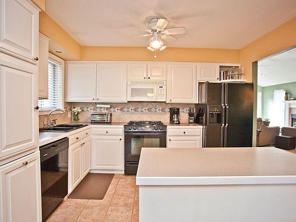 4th image of 2137 W Berry St