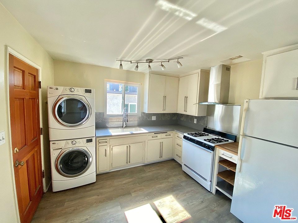 1st image of 1606 S Bundy Dr #1/2
