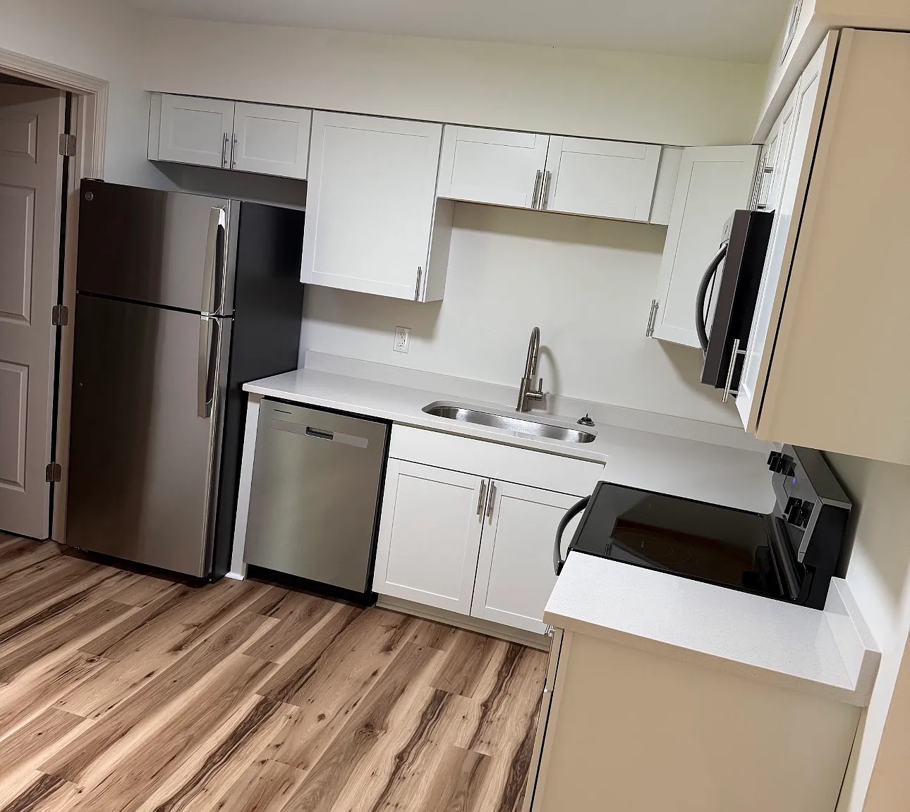 2 bed, 1.5 bath, 4573 sqft, $1,700 — Photo 3
