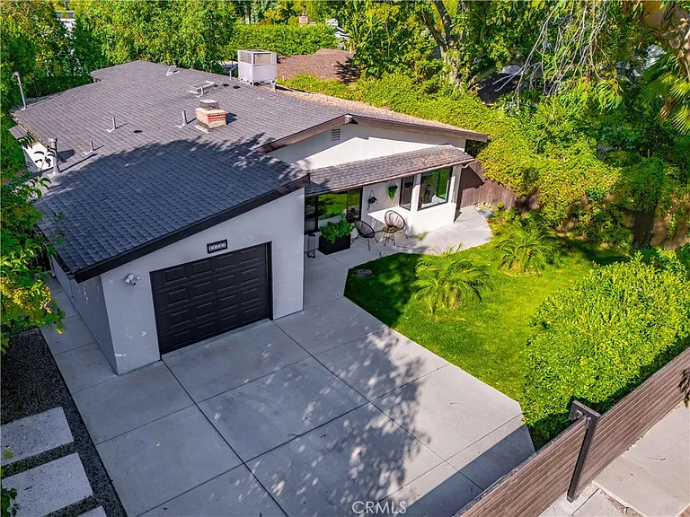 21327 Providencia St — Photo 72
