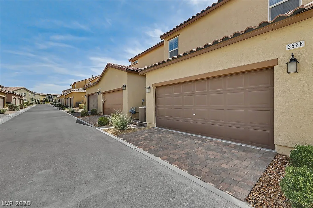 3 bed, 2.5 bath, 1598 sqft, $2,100 — Photo 3