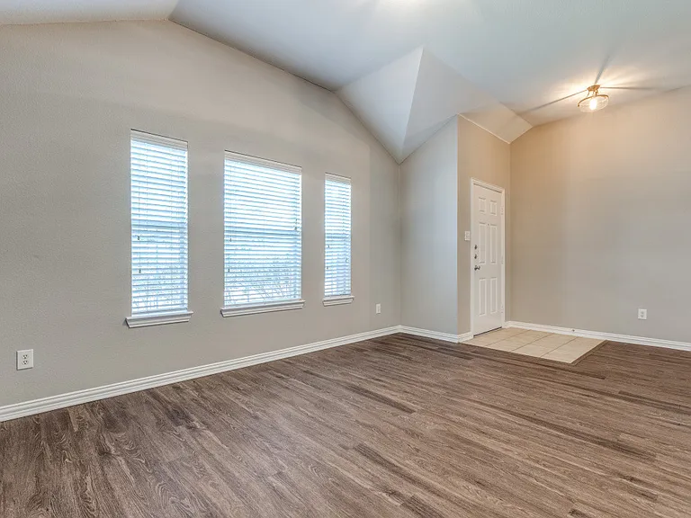This is a formal dining room that doubles perfectly as a full size office