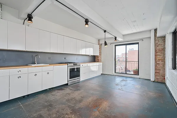 Sold by Avenue Sotheby's International Realty | media 10