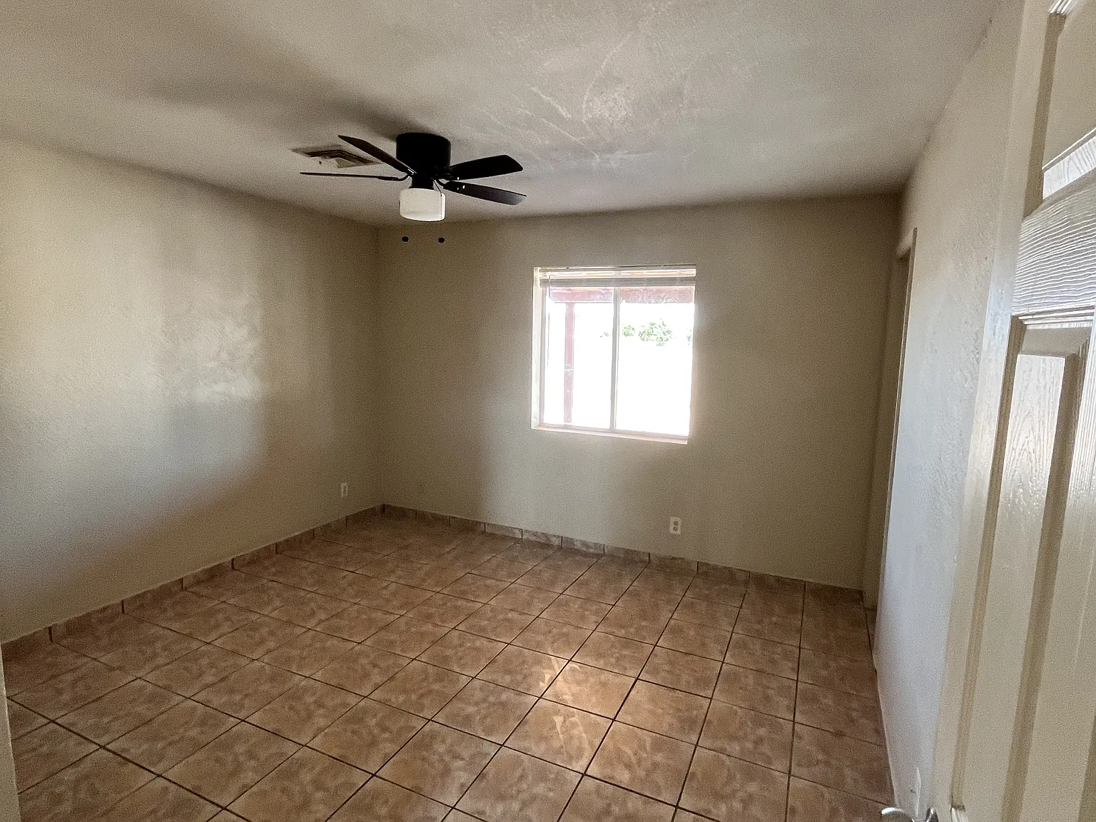 3 bed, 954 sqft, $1,200 — Photo 3
