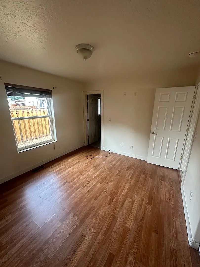 213 Clyde — Photo 3