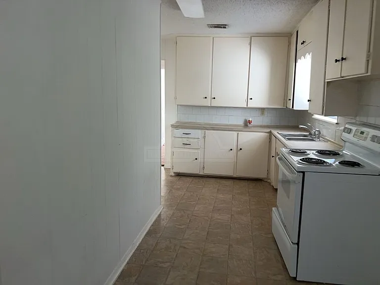 805 N 2nd St — Photo 4