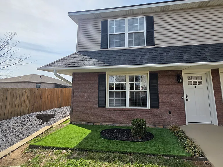 2400 SE Jayel Ter #4 — Photo 1