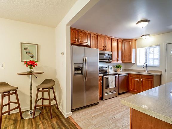 5th image of 2246 Capitol Ave #B