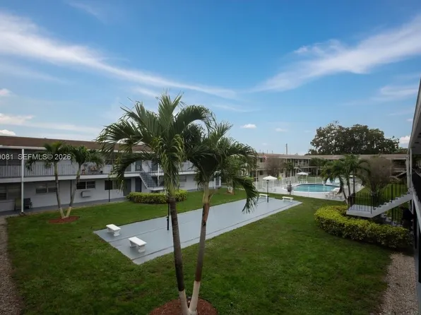 7401 Pines Blvd APT 222, Hollywood, FL 33024
