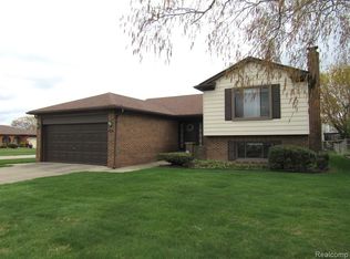 2642 Jonathan Dr, Sterling Heights, MI 48310