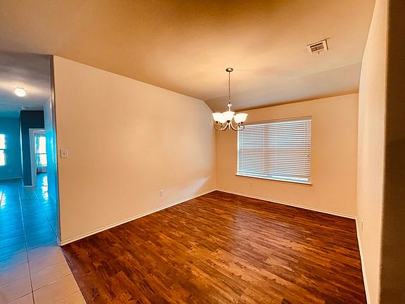 3rd image of 905 Golden Bear Ln