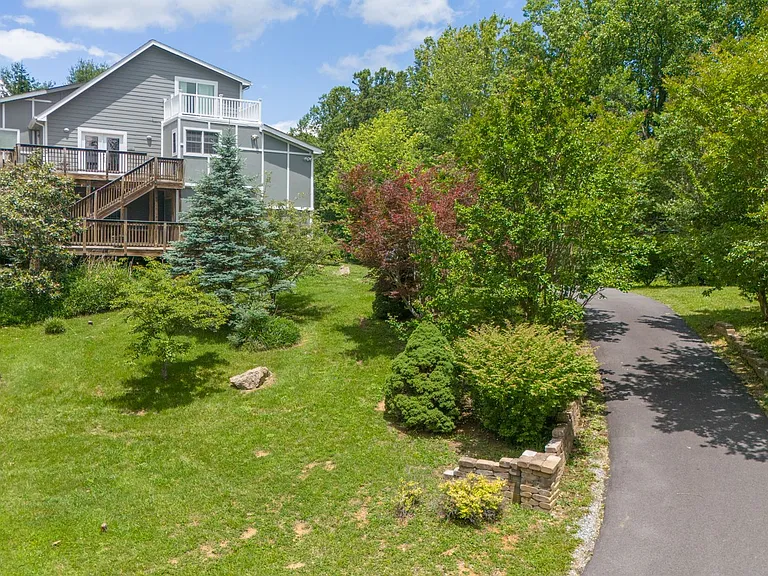 440 Aurora Ln — Photo 3