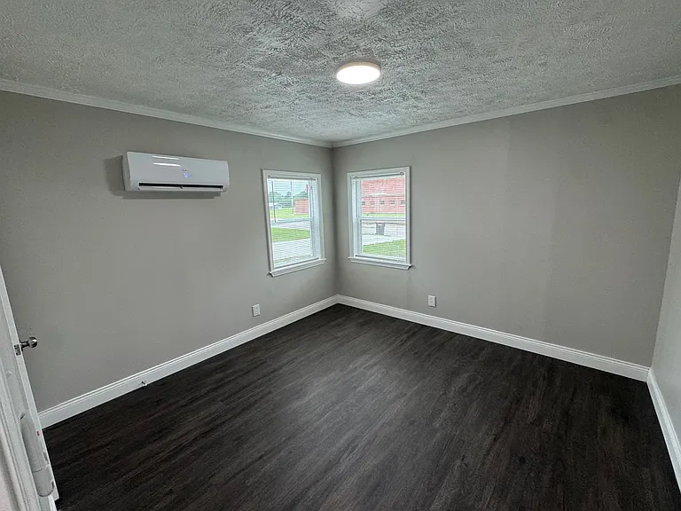 2422 Elliott St — Photo 9