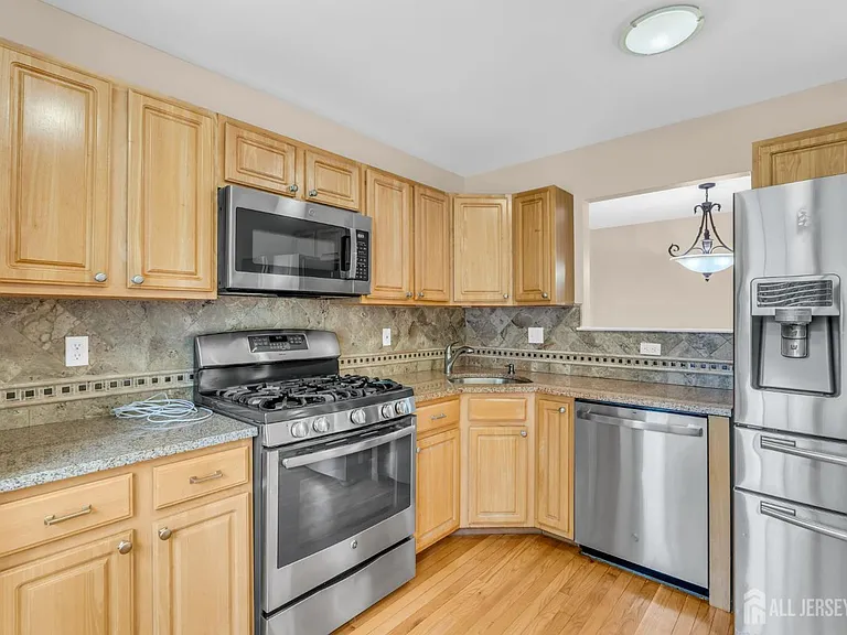 8 Edith Dr — Photo 15
