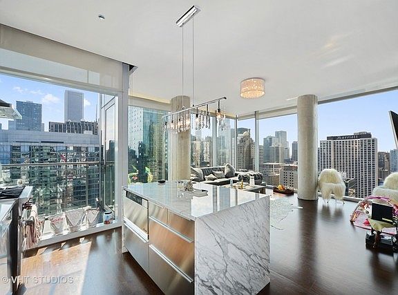 4th image of 600 N Fairbanks Ct Unit 3607